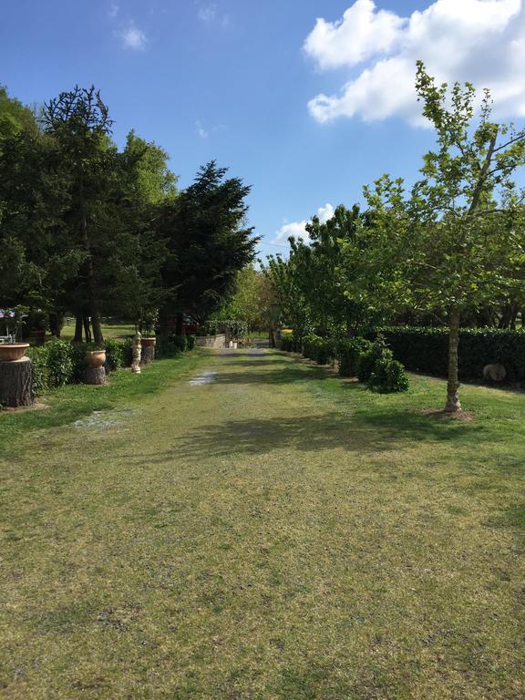 Agriturismo Pianezze Villa Grotte di Castro Luaran gambar